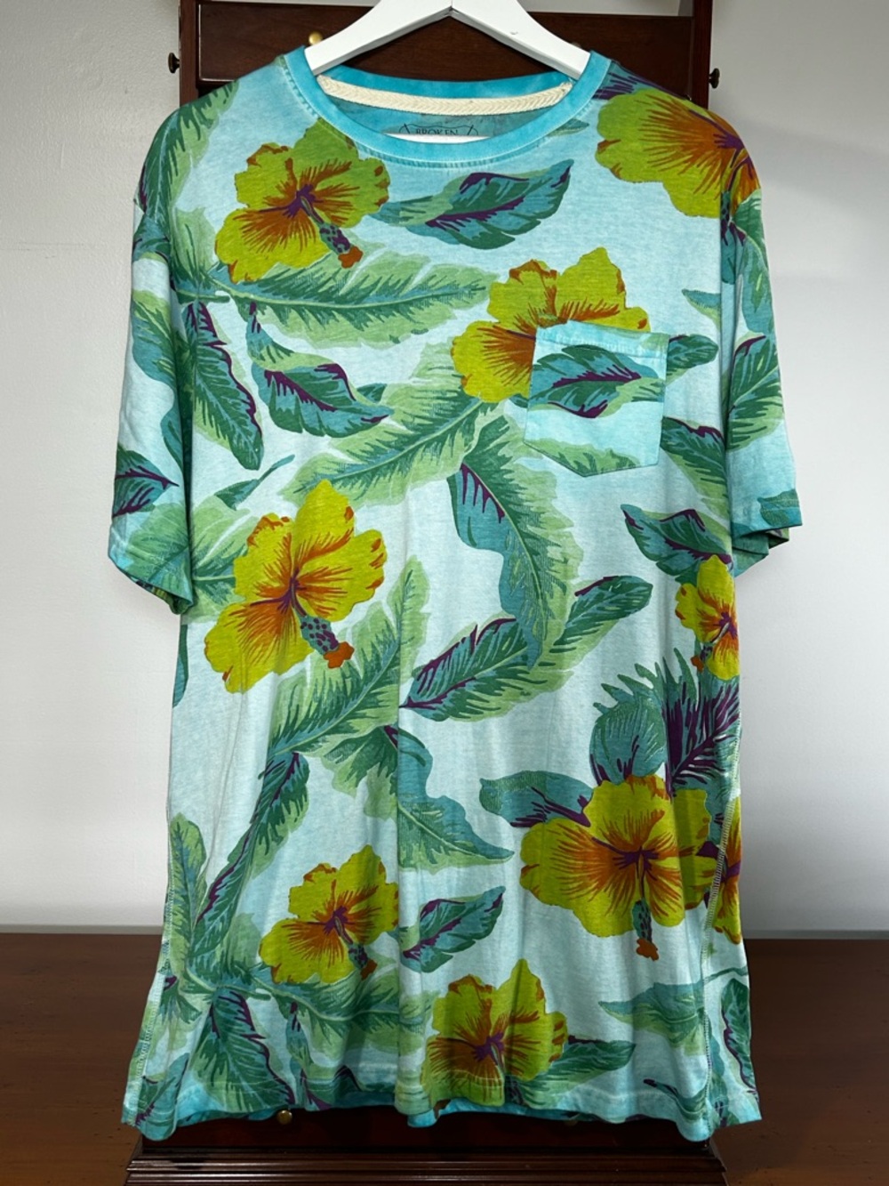 Broken Threads Men’s XL Pocket Tee Shirt Hawaiian Tropical Blue Yellow Orange